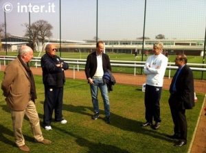 Arsenals Arséne Wenger och f.d. Interspelaren Brady hälsar på Inters Primavera