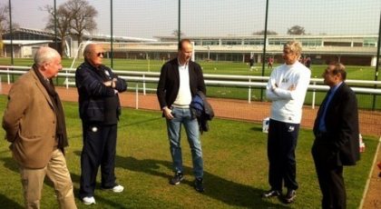 Arsenals Arséne Wenger och f.d. Interspelaren Brady hälsar på Inters Primavera