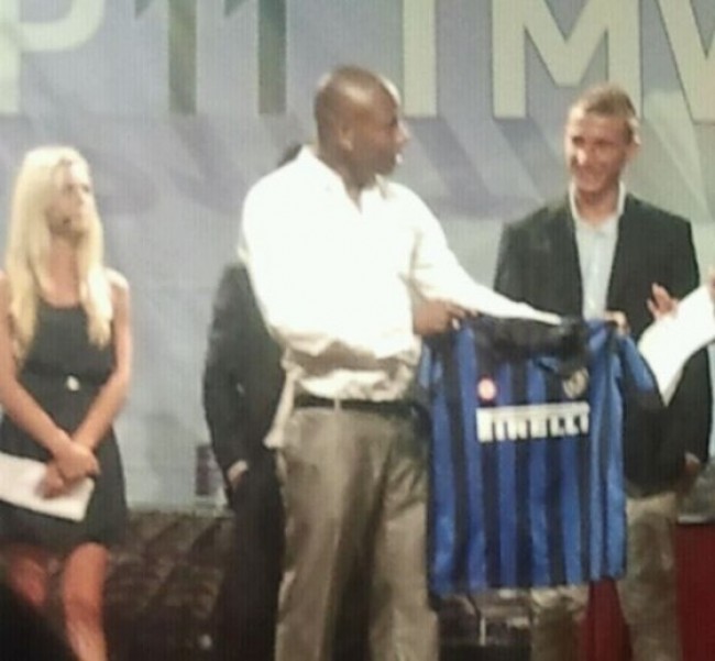 <!--:sv-->Mudingayi poserar med Intertröjan: “Inter? Glad över att kopplas ihop med en storklubb”<!--:-->