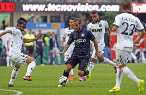 Inter Milan's Osvaldo (C) the ball during their Serie A soccer match against Sassuolo at San Siro stadium in Milan