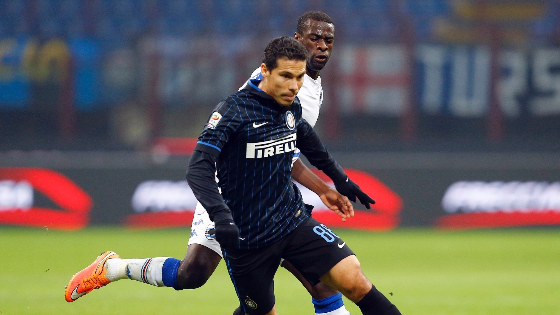 Hernanes icing his thigh after substitution