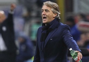 MILAN, ITALY - MARCH 15:  FC Internazionale Milano coach Roberto Mancini issues instructions to his players during the Serie A match between FC Internazionale Milano and AC Cesena at Stadio Giuseppe Meazza on March 15, 2015 in Milan, Italy.  (Photo by Marco Luzzani/Getty Images)