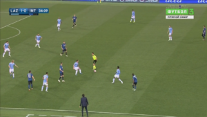 Icardi is ready to receive the ball, but none of Jovetic, Brozovic, Perisic or Medel make a run towards him to help.