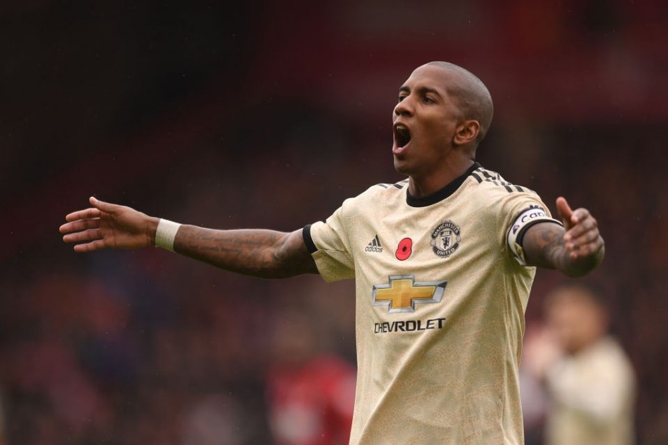 Ashley Young: Manchester United defender rejects one-year contract extension