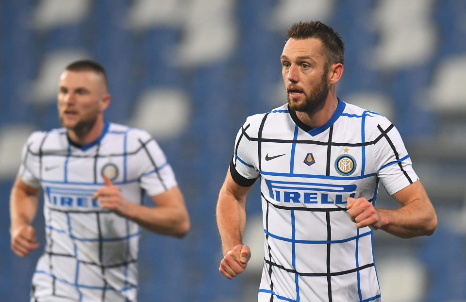 “Il difensore dell’Inter Stephen de Vrij caldo l’attaccante della Fiorentina Dusan Vilahovic in tasca”