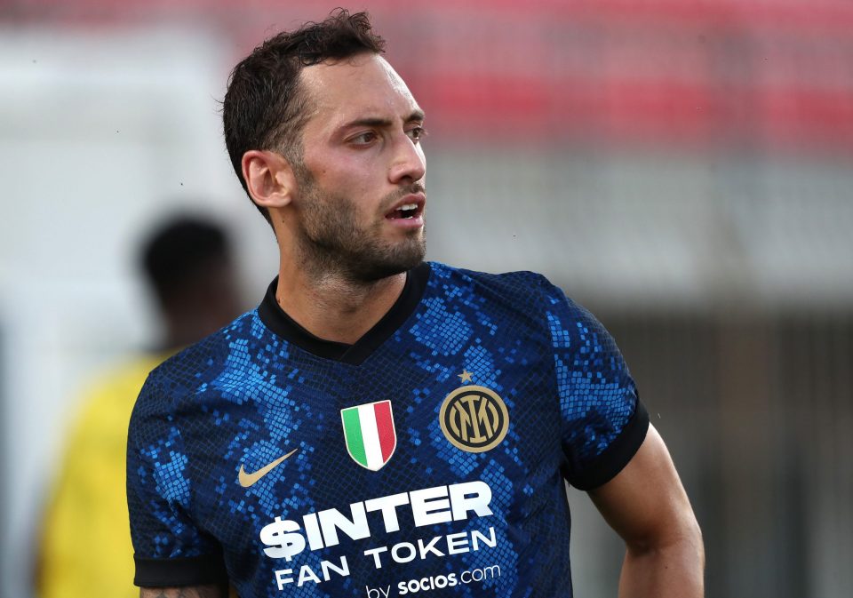 Photo – Inter Midfielder Hakan Calhanoglu Celebrates Serie A Win Over Roma: “This Is How We Do It”