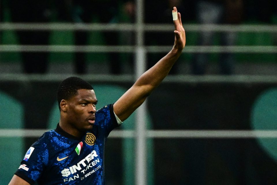 Photo – Inter Wingback Denzel Dumfries Celebrates 3-1 Win Over Roma: “Incredible Atmosphere, We’ve Got Five Finals Ahead!”