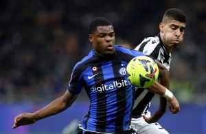 Photo – Inter Milan Wingback Denzel Dumfries Shares Snapshot In Nerazzurri Kit