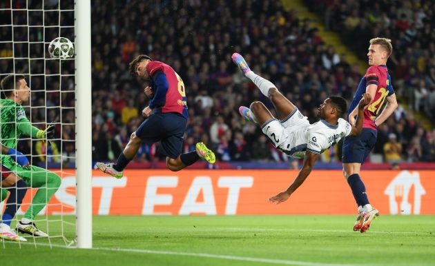 Denzel Dumfries scoring against Barcelona