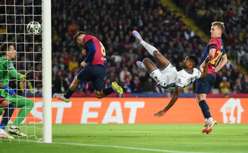 Denzel Dumfries scoring against Barcelona