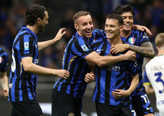 MILAN, ITALY - MAY 03: Kristjan Asllani of FC Internazionale with his team-mates Davide Frattesi and Joaquin Correa after scoring their team's first goal during the Serie A match between FC Internazionale and Hellas Verona FC at Stadio Giuseppe Meazza on May 03, 2025 in Milan, Italy. (Photo by Marco Luzzani/Getty Images)