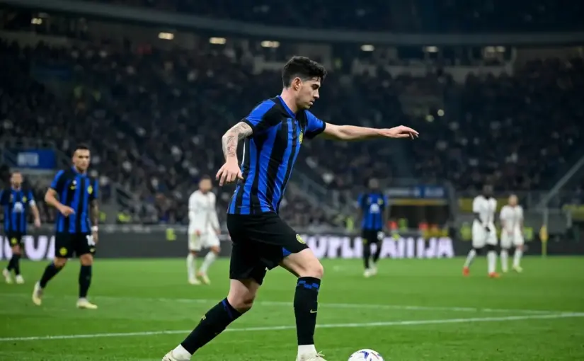 Alessandro Bastoni defending for Inter in a blue and black kit during a Serie A match